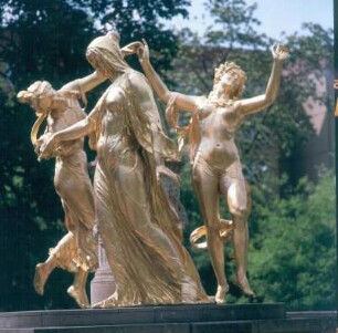 Mozartdenkmal mit Wasserbecken (Mozartbrunnen). Bronze, Muschelkalkstein (Rekonstr. 1991; E. Wolf, O. Penseler nach Orig. 1907; H. Hosaeus/Nachguß Kunstgießerei Lauchhammer). Dresden, Bürgerwiese