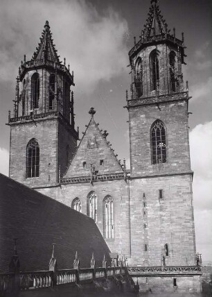 Magdeburg. Dom zu Magdeburg St. Mauritius und Katharina (1363 geweiht). Dach des Langhauses und Westtürme von Nordosten (vom Querhaus)
