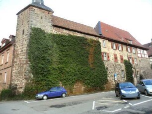 Stadtbefestigung-Ansicht im Süden mit Turm Blauer Hut sowie Stadtmauer (mit stadtseitig aufgebauten Häusern) im Verlauf nach Osten in Übersicht