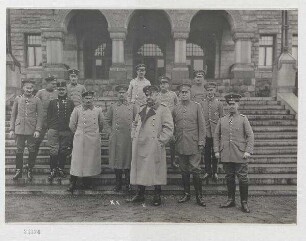 Generaloberst von Hindenburg (x), Generalstabschef von Ludendorff (xx) und die Offiziere des Stabes vor dem Hauptquartier
