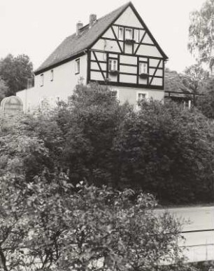 Nebengebäude : Struppen, Hauptstraße 41. Pension Schweizerhof (M. 19. Jh.). Wohnhaus und Nebengebäude. Straßenansicht