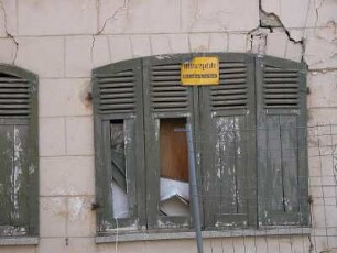 Aschersleben - Bauruine im Zentrum : Dieses Gebäude ist nicht die einzige Bauruine in der Innenstadt, Häuser in ganzen Straßenzügen sind vom Verfall bedroht. Aufgenommen am 30. Mai 2004 in Aschersleben