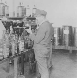 Filtrieren der Tuschen : Technikgeschichte | Technologie | Farben- und Tintenfabrikation | Tuschen | Günther Wagner