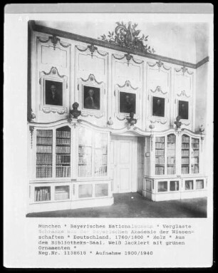 Bücherschränke aus der Bayerischen Adademie der Wissenschaften, aus dem Bibliotheks-Saal, mit grünen Ornamenten
