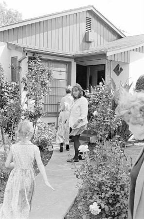 Linda Lang mit ihren Enkeltöchtern im Vorgarten ihres Hauses, Lynwood, Los Angeles County
