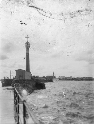 Am Molenkopf in Warnemünde : Warnemünde. Westmole der Hafeneinfahrt mit Gitterbake (Molenspitze nach Verlängerung 1902) und Turmbake mit Korb (frühere Molenspitze)