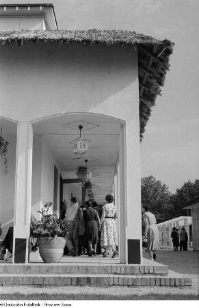 Besucher der Leipziger Herbstmesse 1954 beim Betreten des indischen Pavillons