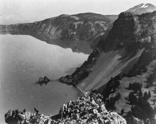 Mount Mazama : Blick auf das Dutton Cliff, Scott Peak und Phantom Ship vom Vidae Cliff im Crater Lake