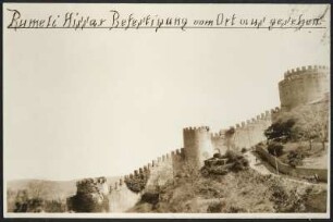 Blick auf die Außenmauer mit Zinnen des Rumeli Hisarı, einer osmanische Festungsanlage auf der europäischen Seite Istanbuls, fotografiert von der Stadtseite