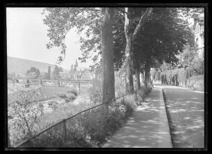 Blick von der Mühlenstraße Richtung Eisenbahnbrücke und Hofhaltung