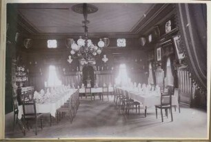 Foto des Speisesaals in Schloss Gottesaue mit gedecktem Banketttisch
