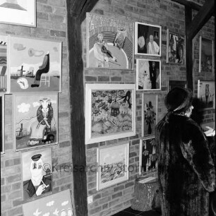 Rade: Museum Rade im Naturpark Oberalster: Ausstellung "Europas Sonntagsmaler": vorn rechts Besucherin: dahinter Wände mit Bildern