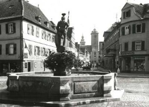 Bad Mergentheim, Marktbrunnen : Bad Mergentheim. Marktplatz. Blick über den Marktbrunnen durch die Burgstraße zum Schloss