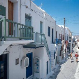 Mykonos, Inselhauptstadt. Würfelhäuser mit Außentreppe an einer Altstadtgasse