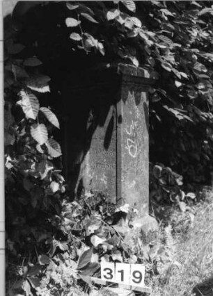 Grabstein 319 (Index: 100085213) Maße HxBxT: 100x38x20 cm Beschreibung: Stele, Sockel, Giebel, rechteckiges Schriftfeld eingetieft: Grabstein 319