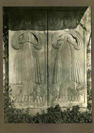 bei Landau, an der protestantischen Kirche. Doppelgrabmal ohne Inschrift, vermutlich Anna Elisabetha u. Maria Barbara Riedesel, Enkelinnen des Germerheimer Vogt Heinrich Riedesel, 1581