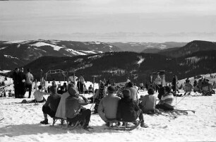 Feldberg: Sonnende auf dem Feldberggipfel; mit Blick nach unten
