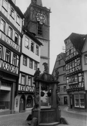 Wertheim an der Tauber. Engelsbrunnen mit Blick auf die Altstadt. Im Hintergrund die Stiftskirche Wertheim