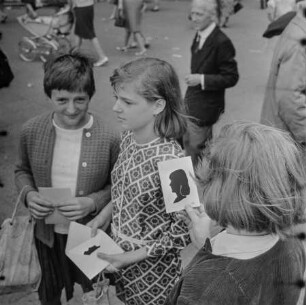 Kunden eines Scherenschnittschneiders am Alexanderplatz, Mitte 1960er Jahre. SW-Foto © Kurt Schwarz.