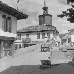 Die bulgarische Kleinstadt Trjawna an den nördlichen Hängen des Balkangebirges liegend. Der Uhrturm von 1814 im Stadtzentrum
