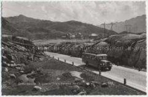 Ausflugsbus auf der Gotthardstraße auf dem Gotthardpass
