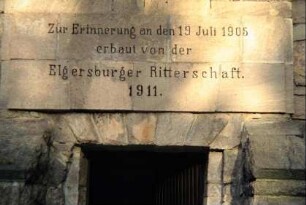 Inschrift oberhalb der Eingangstür zum Hohe-Warte-Turm