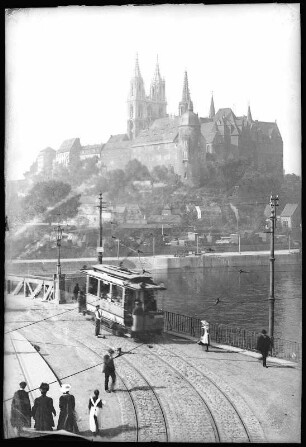Meißen. Albrechtsburg - Elbbrücke mit Straßenbahn