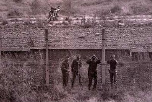 DDR-Grenzsoldaten stehen direkt vor einem US-Beobachtungsstützpunkt an der innerdeutschen Grenze bei Bad Hersfeld in Hessen und beobachten die US-Soldaten