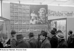 Messebesucher an einem Stand mit Zitronen