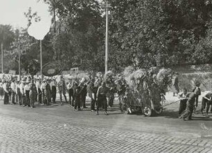 Dresden-Trachenberge, Stadtkinderheim Marienhof : Dresden-Trachenberge, Städtische Kinderanstalten im Marienhof (später Stadtkinderheim), Marienhofstraße (Maxim-Gorki-Straße) 4. Erntefest 1928. Festumzug in Kostümen zu Ereignissen im Jahresablauf: "Herbst" mit Erntewagen und Blasmusik