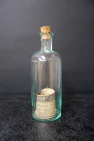 Arzneiflasche aus der Neuendorfer Apotheke