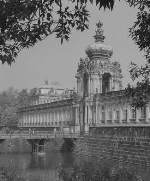 Dresden. Zwinger, Kronentor mit Langgalerien und Graben