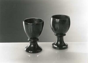 Zwei Pokale : Zwei Pokale. Serpentin, gedrechselt. Wohl 19. Jahrhundert. Hoyer (1996) zu Seite 123
