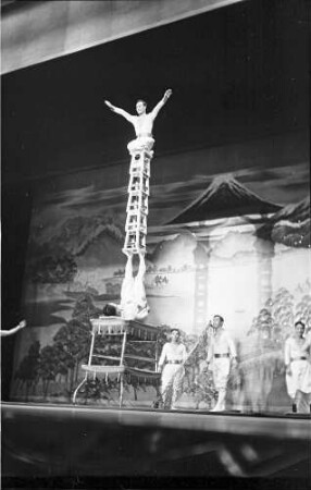 Wintergarten: Uyenos; Japanische Truppe; auf dem Turm der Stühle
