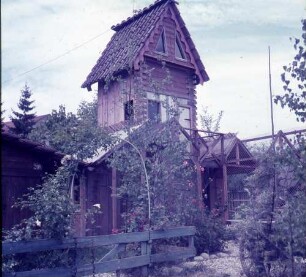 Zürich?. Freizeitanlage für Kinder (?). Spielhäuschen. Gartenansicht