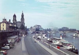 Dresden mit Terrassenufer, Hofkirche und Augustusbrücke : Dresden-Altstadt. Ansicht mit Brühlscher Terrasse, Terrassenufer und Schiffsanlegestelle, Hofkirche, Semperoper und Augustusbrücke