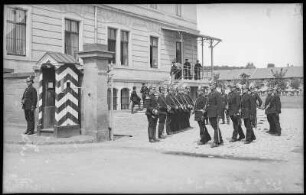 Dresden. Kaserne des Königlich Sächsischen 4. Feldartillerie-Regiments No. 48, Wachablösung