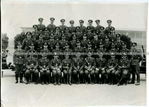 Gruppenbild von Luftwaffenoffizieren und Unteroffizieren im Fliegerhorst Weimar-Nohra