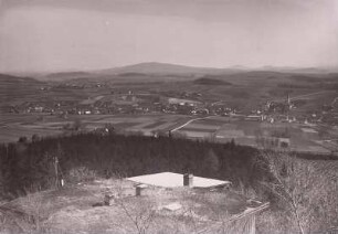 Lausitzer Bergland. Blick vom Aussichtsturm über das Dach der Bergwirtschaft Bieleboh über Beiersdorf gegen den Kottmar (583 m)