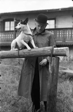 Berlin: Filmgelände der Terra, Marienfelde; Karl Valentin mit seinem Bopsi (Hund auf Zaun)