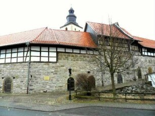 Evangelische Pfarrkirche - Ansicht im Nordwesten über mit Kirchhofmauer und Gadenaufsätzen (Fachwerk-Gaden erneuert-einst Wehrgang mit Schießscharten) von Ortsseite (Kellereingänge 18 Jhd)