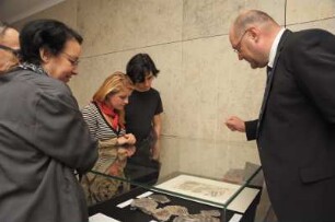 SLUB, Ausstellung "Gespräche mit der Erde. Geowissenschaften in Sachsen" : Ausstellungseröffnung am 14. Oktober 2014 im Vortragssaal. Gäste an einer Ausstellungsvitrine im Buchmuseum