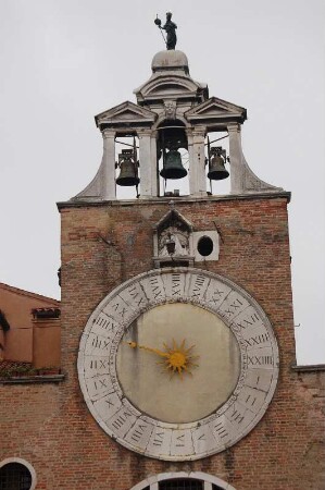 Uhrturm : Glocken-und Uhrturm der Kirche San Giacomo di Rialto an der Rialto-Brücke, aufgenommen im Februar 2007. Foto: Uwe Gerig