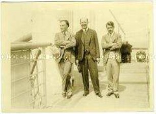 Pianist Walter Gieseking, Opernsänger Rudolph Laubenthal und ein weiterer Passagier an Deck des Hochseepassagierdampfers "Bremen"