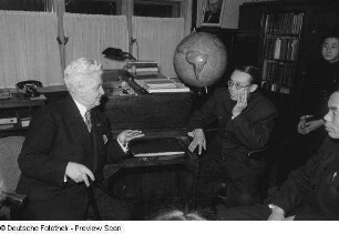 Leipziger Zoodirektor Karl Max Schneider im Gespräch mit chinesischen Wissenschaftlern