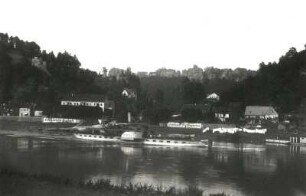 Rathen-Niederrathen. Elbfront mit Personenseitenraddampfer "Riesa". Blick von Südsüdwest über die Elbe gegen Talwächter und Türkenkopf