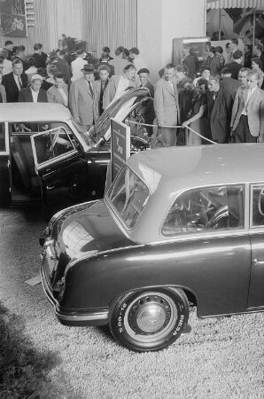 Besucher und zwei auf der Leipziger Herbstmesse 1955 ausgestellte IFA AWZ P70