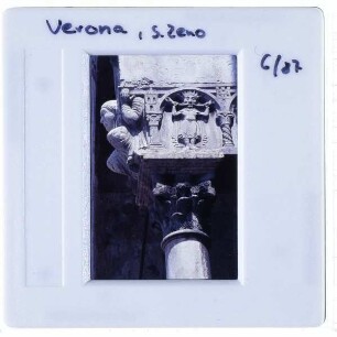 Verona, S. Zeno : Detailansicht Portal Kapitell mit Figur rechts