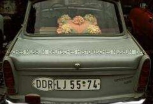 Trabant mit Zierkissen