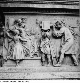 Berlin. Relief am Sockel des Beuth-Denkmals (1860), Schinkelplatz